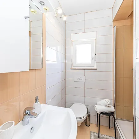 2 Bedroom Beautiful In Okrug Gornji Apartment Trogir