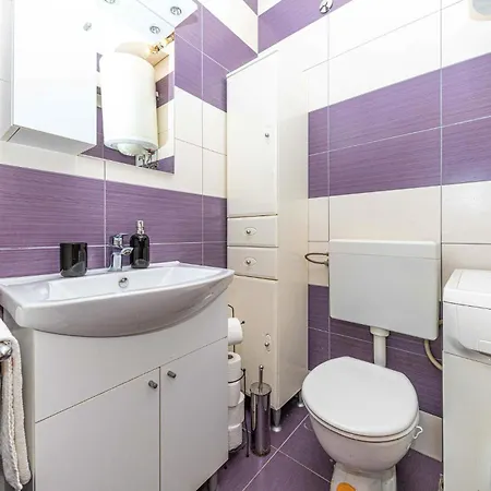 2 Bedroom Beautiful In Okrug Gornji Apartment *