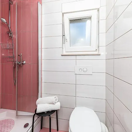 2 Bedroom Beautiful In Okrug Gornji *