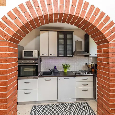 Apartment 2 Bedroom Beautiful In Okrug Gornji *