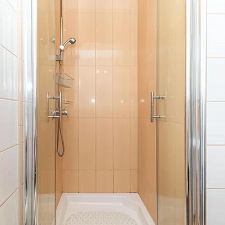 2 Bedroom Beautiful In Okrug Gornji *