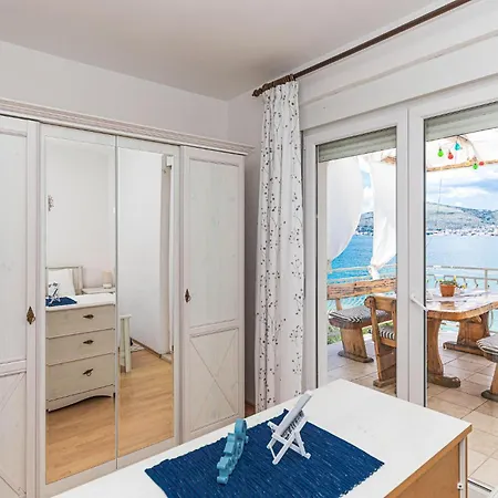 Apartment 2 Bedroom Beautiful In Okrug Gornji Trogir