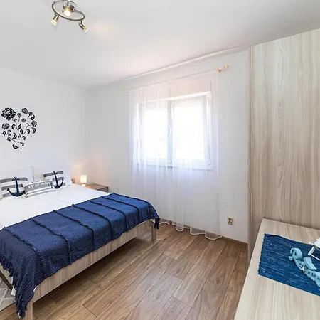 Apartment 2 Bedroom Beautiful In Okrug Gornji