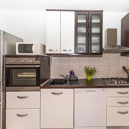 Put Lokvice I 아파트